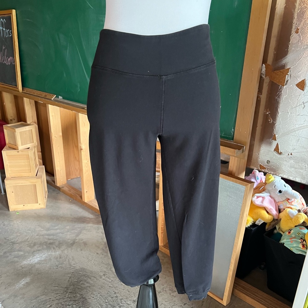 Velvet brand Active capri workout pants. M. Black.